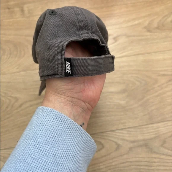 Nike Toddler Baseball Cap Hat Grey Adjustable Strapback Logo Casual - Picture 4 of 4